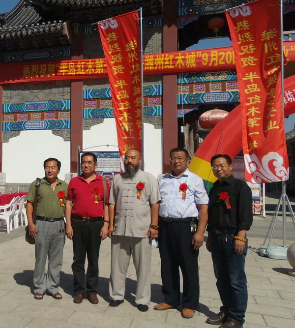 濰坊奇石協(xié)會(huì)會(huì)長(zhǎng)與副會(huì)長(zhǎng)，秘書長(zhǎng)，理事合影留念