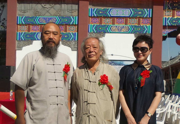 左核雕大師核雕界領(lǐng)軍人物張溫和老師，右指畫大師李冰奇老師0