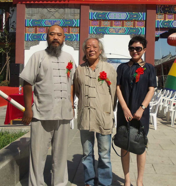 左核雕大師核雕界領(lǐng)軍人物張溫和老師，右指畫大師李冰奇老師111